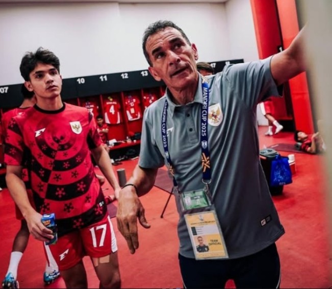 Pelatih Timnas Indonesia U-23 Gerald Vanenburg saat memberikan arahan kepada anak asuhnya. [Instagram]